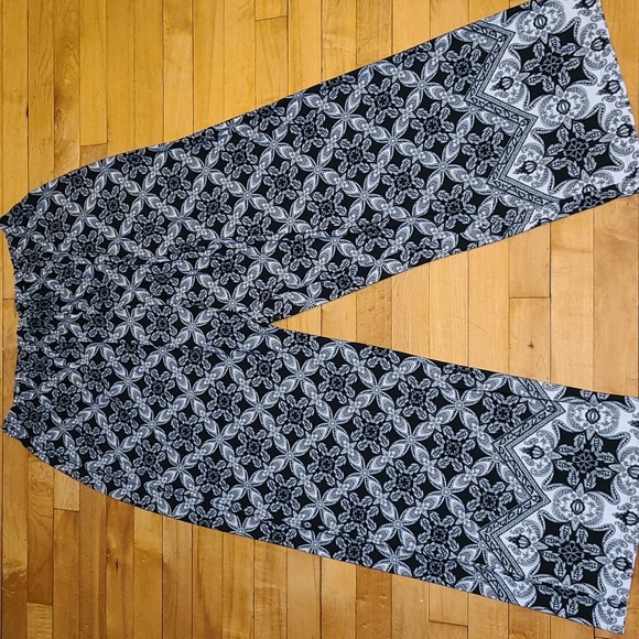 Denim 24/7 SIZE 18/20 BLACK, GRAY, AND WHITE PRINTED WIDE LEG PANTS. - Picture 3 of 8